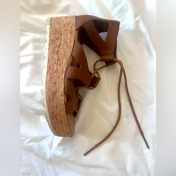 Size 7.5 woman’s brown Sorel platform lace up sandals - Picture 2 of 3